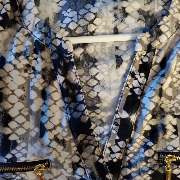 Tunic Style Long Sleeved Blouse - Picture 6 of 8